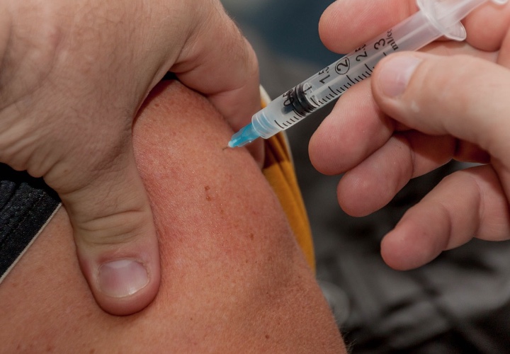 Vacina do Butantan atinge 80% de eficácia contra a dengue