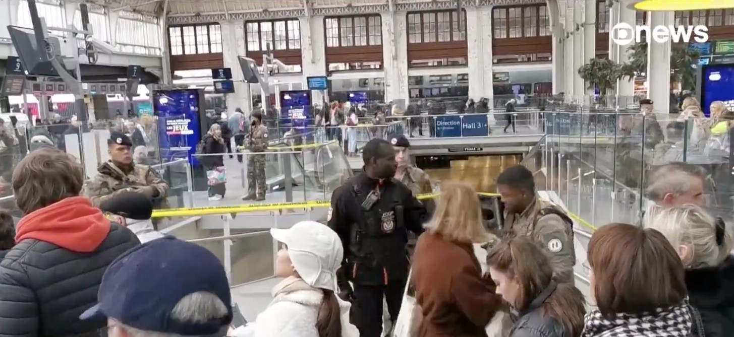 Ataque a faca deixa feridos em Paris 