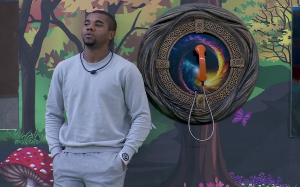 Na mira do líder, Davi faz plantão no Big Fone: ‘toca pelo amor de Deus’