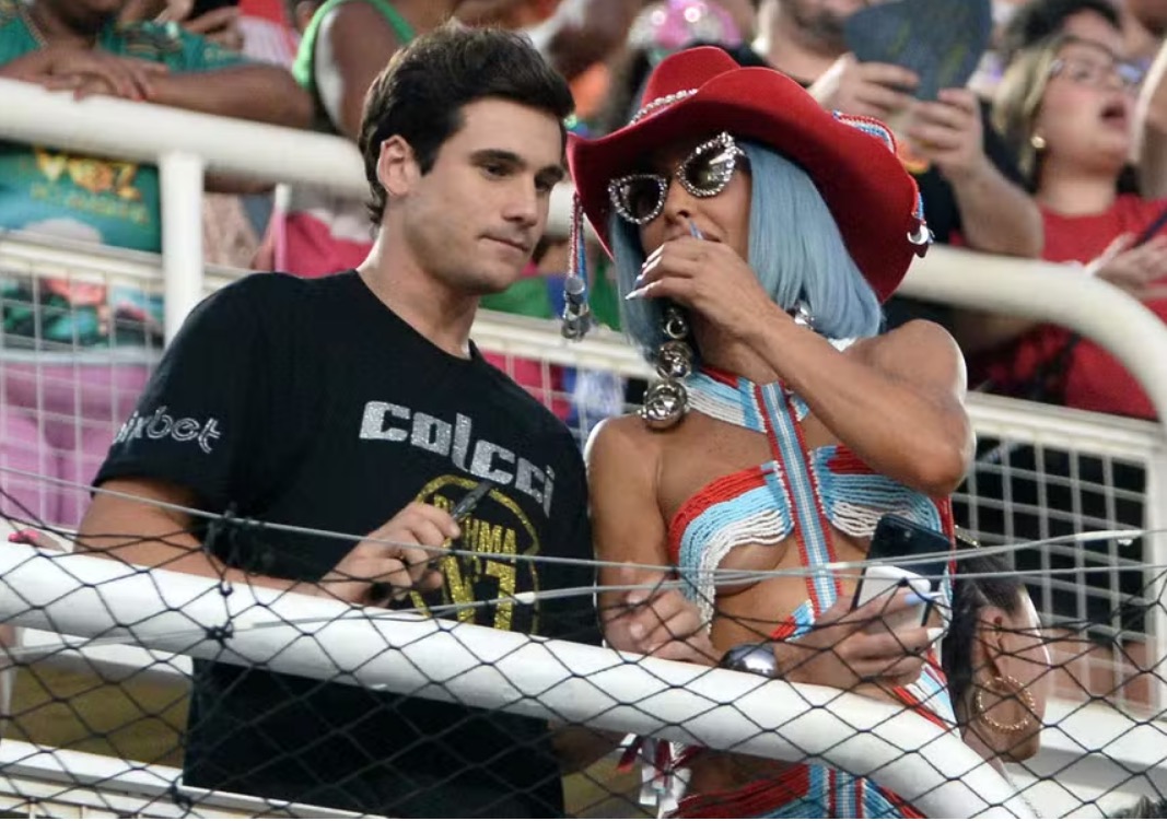 Em meio a rumores de affair, Sabrina Sato e Nicolas Prattes curtem Sapucaí 