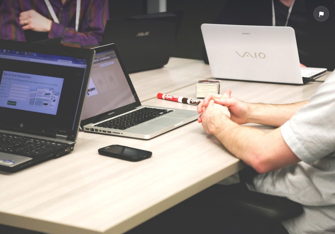 Trabalhar sentado por longos períodos aumenta 16% risco de morte precoce