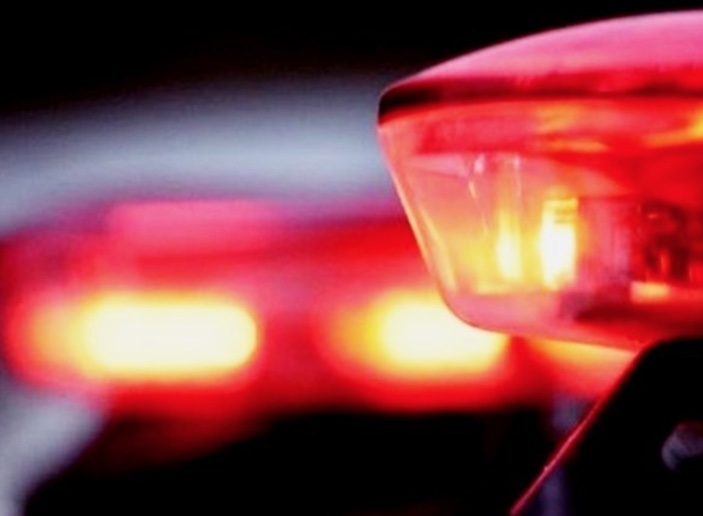 Mulher aperta seio e lança 'jato' de leite em policial durante abordagem