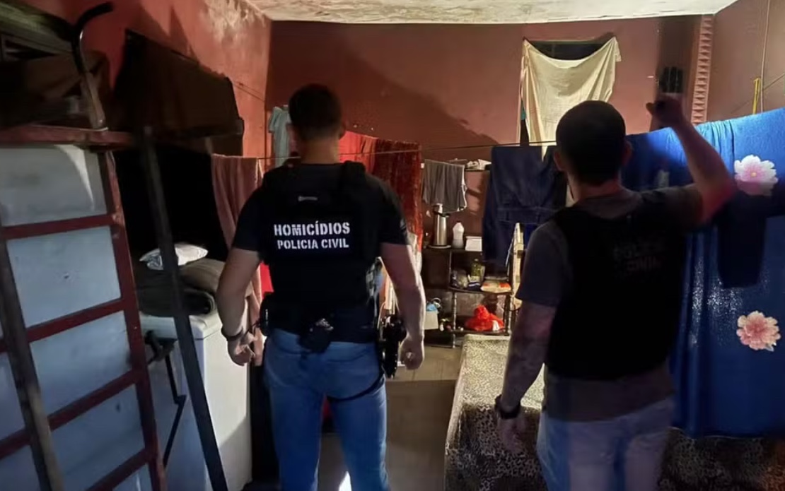 Homem é preso suspeito de matar 3 pessoas e beber o sangue das vítimas