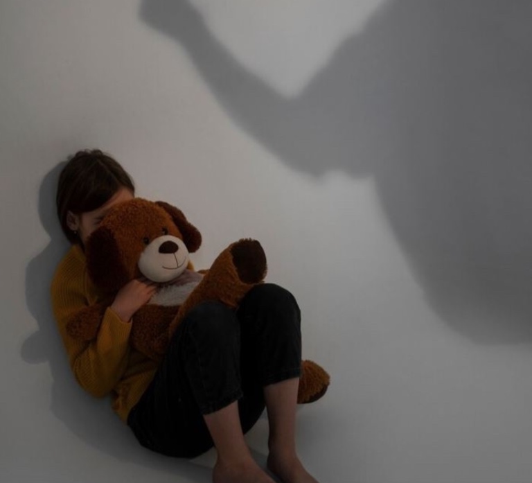 Homem é preso por abusar da prima de 9 anos e vender imagens na internet 