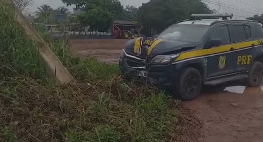 Viatura da PRF bate em poste após desviar de animal na BR-174 