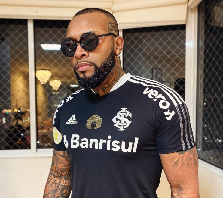 Nego Di quebra carro de homem com facão em briga de trânsito 