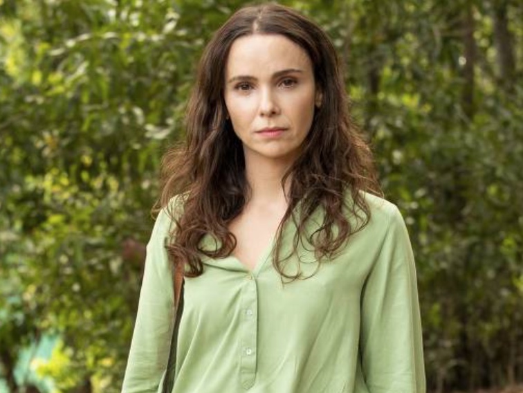 Fã é presa em clínica psiquiátrica por perseguir Débora Falabella 