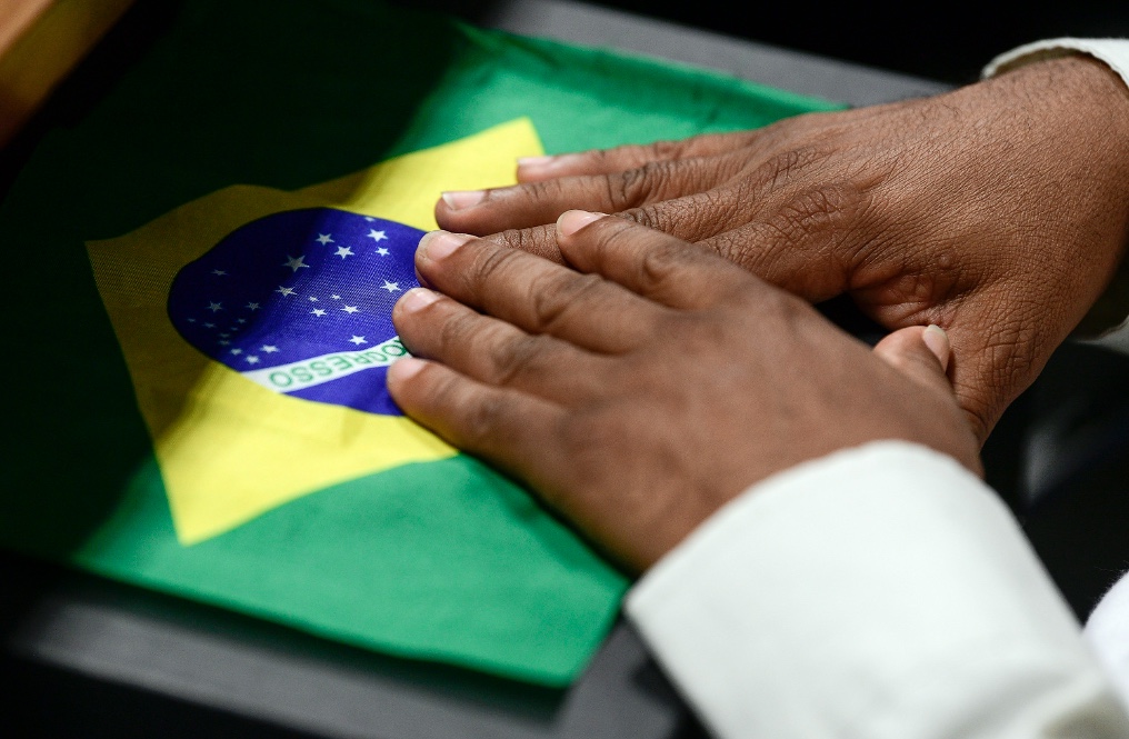 Senado aprova PL que criminaliza uso indevido da Bandeira Nacional 
