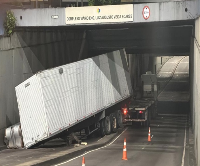 Container tomba em complexo viário em Manaus 