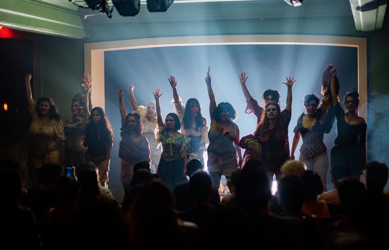 Ateliê 23 apresenta duas sessões do ‘Cabaré Chinelo’ no Teatro Amazonas