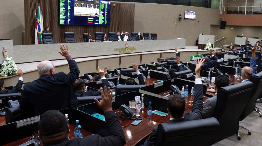 Vereadores derrubam vetos da prefeitura em projetos apresentados pela CMM