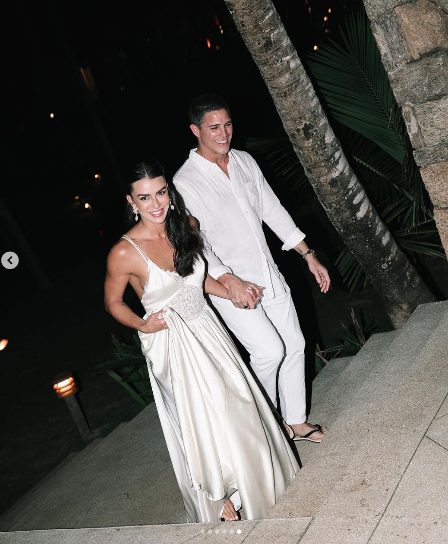 Mari Saad e Rômulo Arantes reúnem famosos em luau pré-casamento