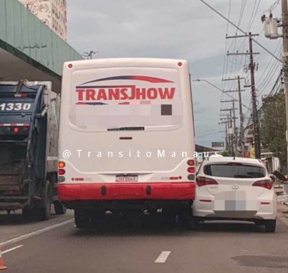 Acidente entre ônibus e carro deixa avenida Constatino Nery congestionada