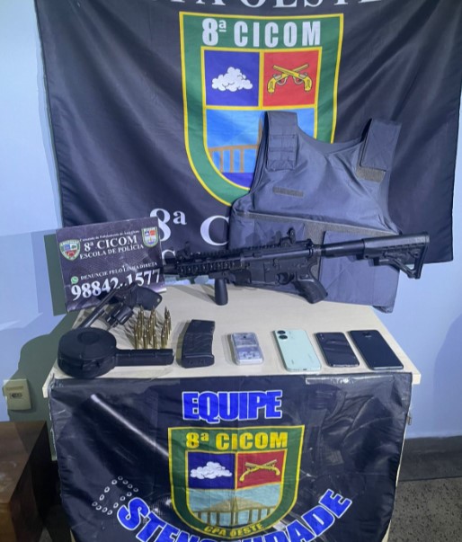 Homem é preso com fuzil ao tentar se esconder da PM na Compensa