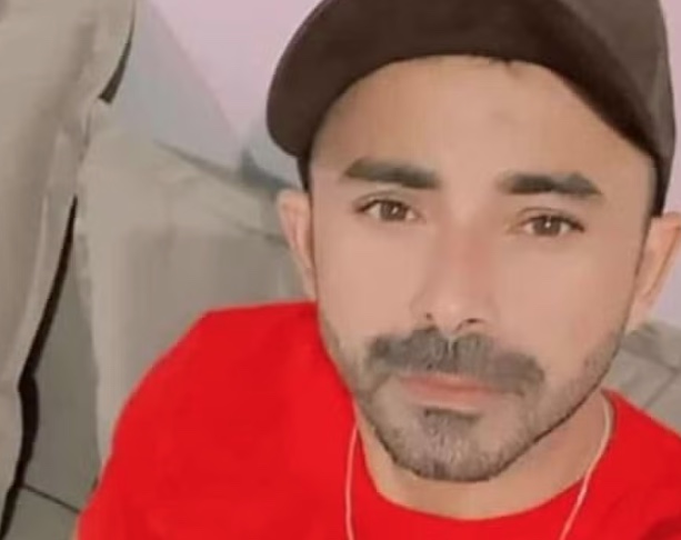 Homem invade casa de ex, mata namorado dela e atira contra filho