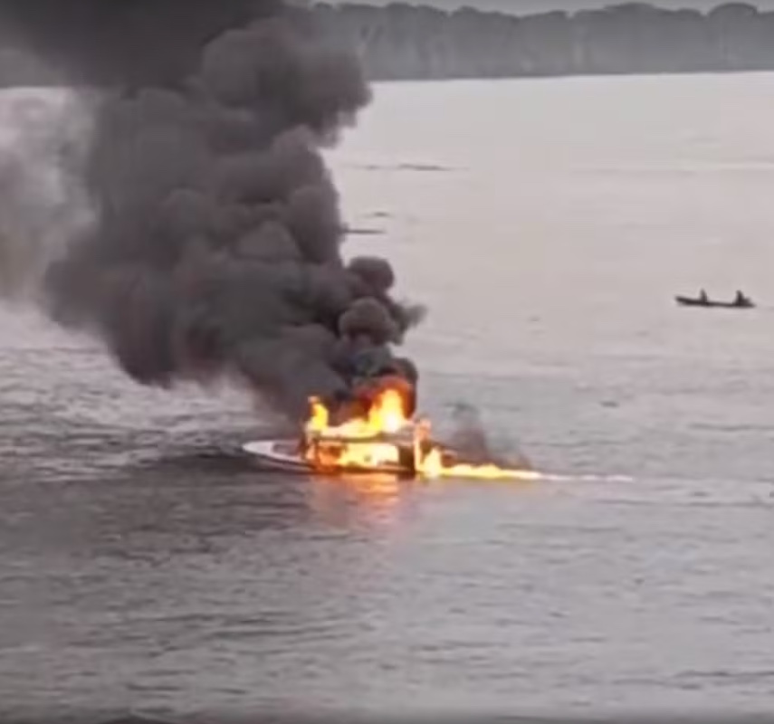 Lancha da Funai com passageiros é destruída durante incêndio em Jutaí