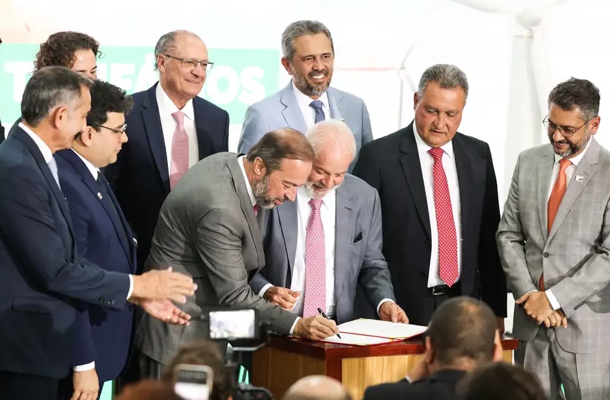 Lula assina MP que prevê redução na conta de luz