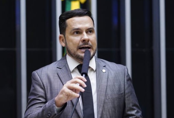 Pré-candidato Alberto Neto vota contra prisão de Chiquinho Brazão