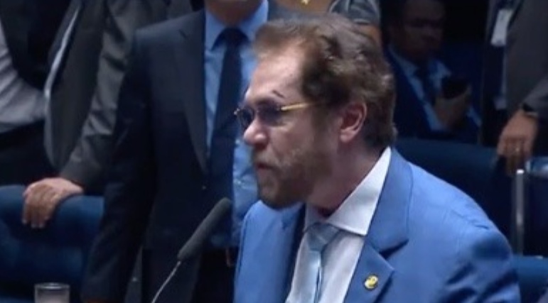 Plínio Valério vota a favor da criminalização do porte de drogas