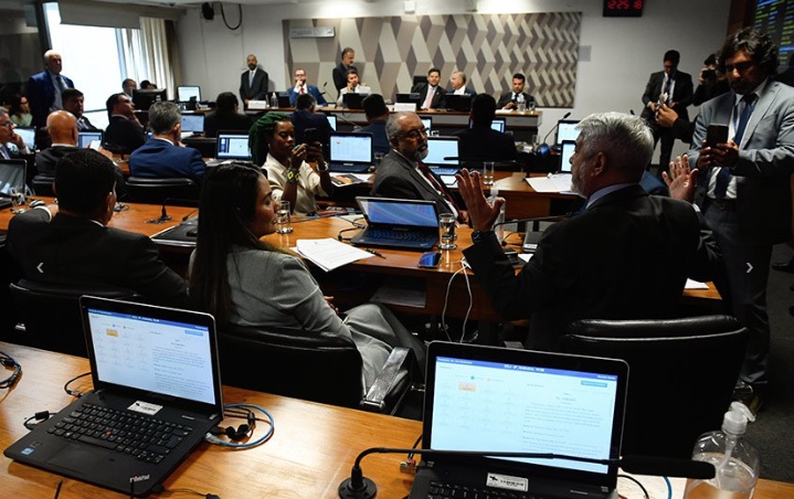 Projeto que estende cotas para negros em concursos públicos avança no Senado