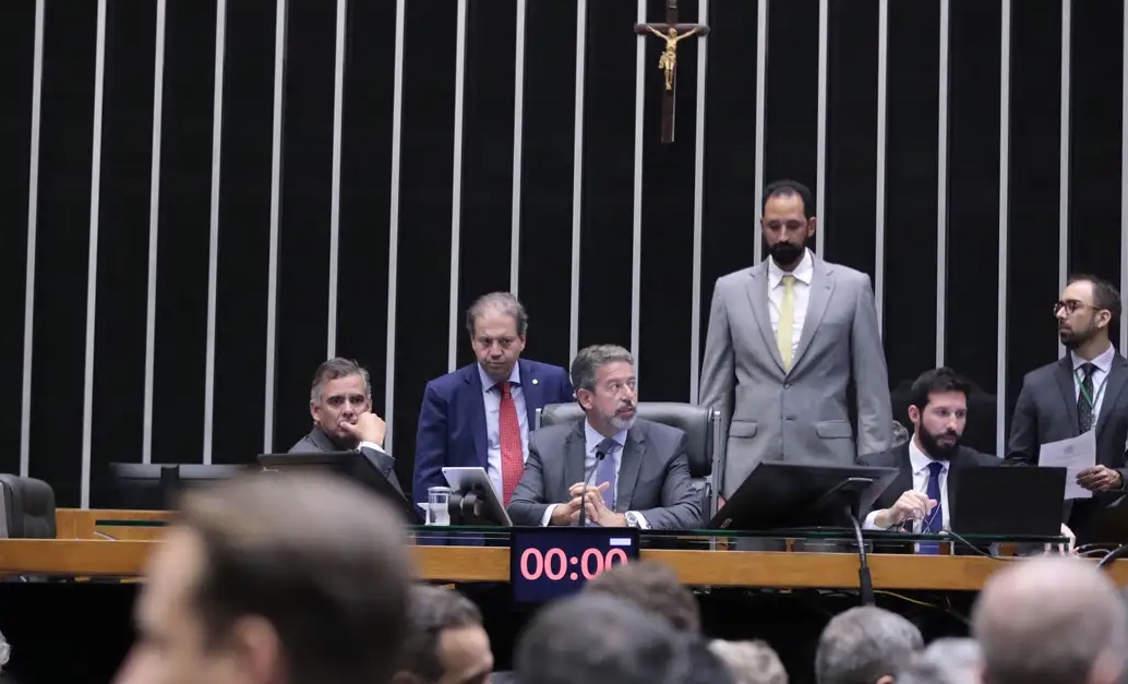 Câmara aprova Lei Taylor Swift, projeto que amplia punições a cambistas