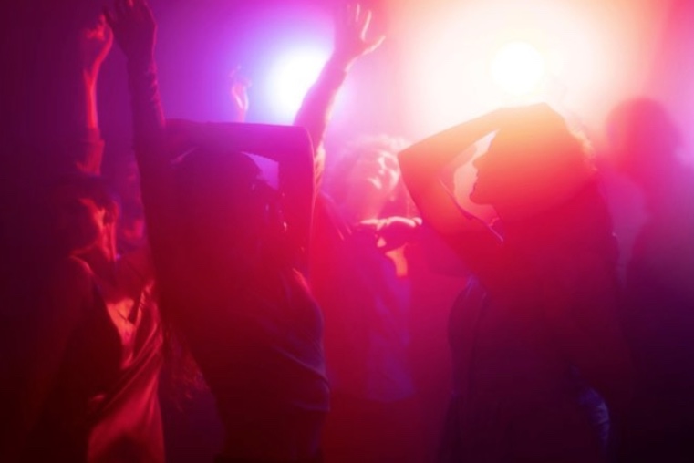 Lei que protege mulheres em bares e shows em Manaus é sancionada