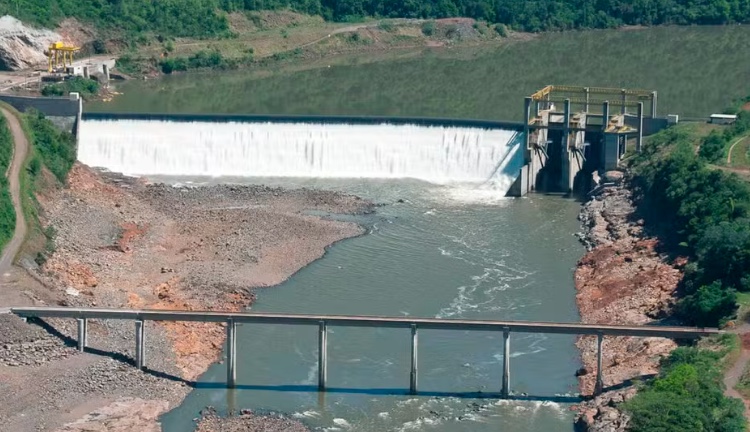 Barragem começa a romper com forte chuva no Rio Grande do Sul