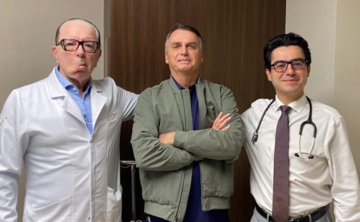 Após 12 dias internado, Bolsonaro recebe alta 