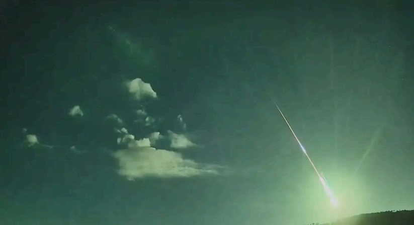 Fragmento de cometa ilumina céu e imagem viraliza nas redes