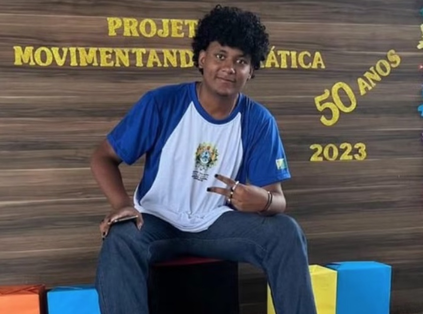 Jovem morre após celular explodir enquanto carregava