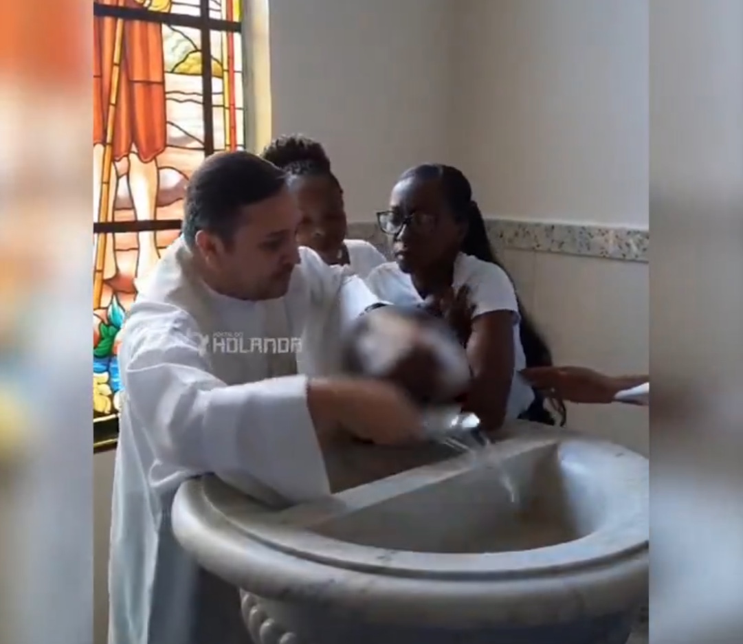 Padre que deu puxão em bebê durante batismo é denunciado por família da criança