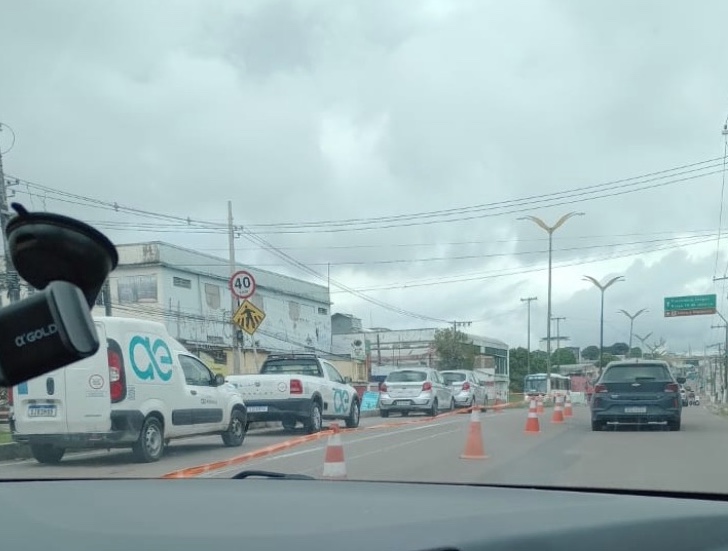 Obra na Constantino Nery causa trânsito quilométrico 