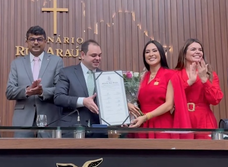 Isabelle Nogueira recebe medalha Ruy Araújo por divulgar a cultura do AM
