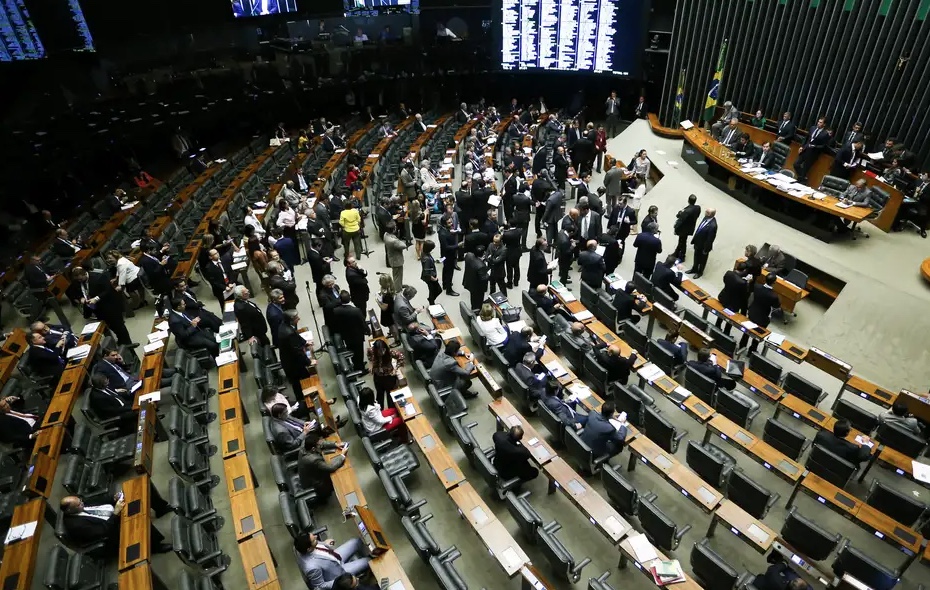 Câmara volta a analisar PEC das Drogas nesta terça 