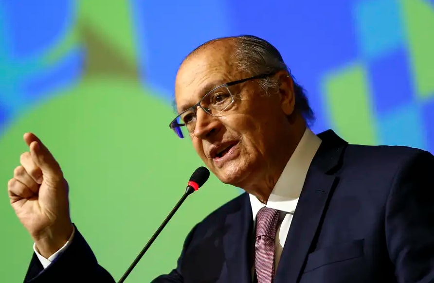 Alckmin, na China, defende adotar 'taxa das blusinhas'