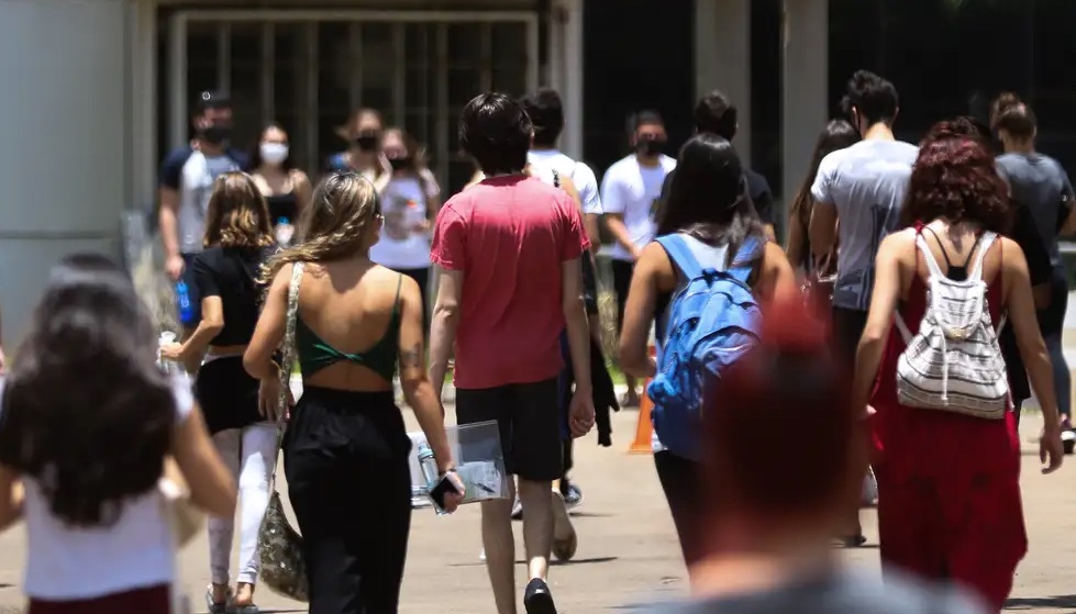 Senado aprova bolsa de R$ 700 para estudantes de baixa renda de universidades públicas e ensino técnico