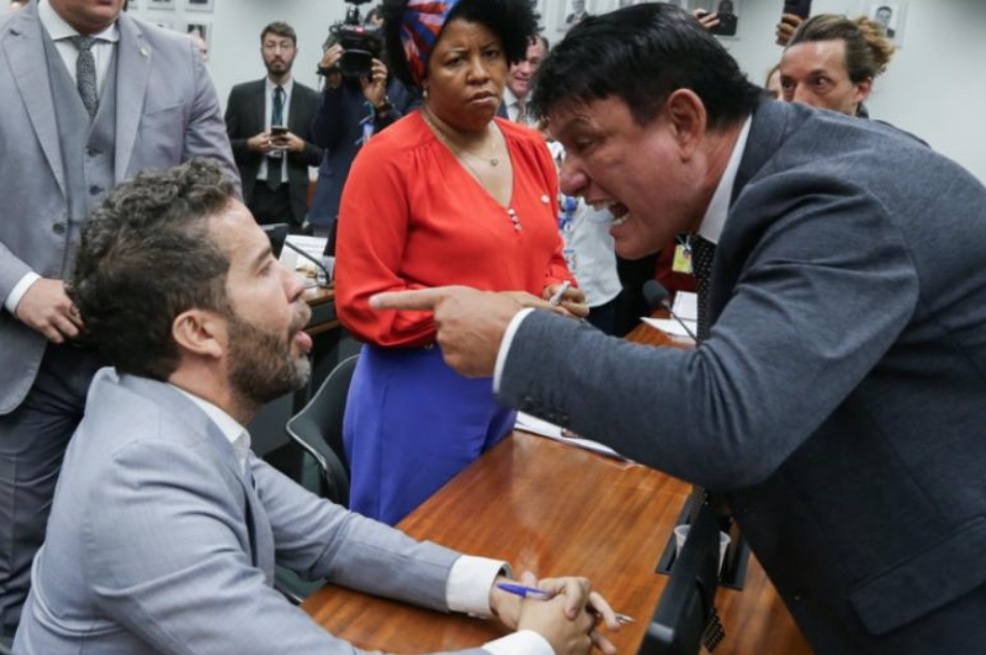 Câmara aprova proposta de Lira que prevê suspender deputados por briga