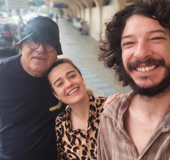 Atriz Karine Carvalho diz viver um trisal com marido diretor e músico famoso