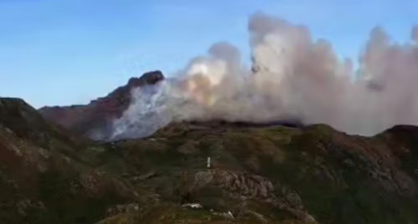 Fogo se alastra durante incêndio no Parque Nacional do Itatiaia
