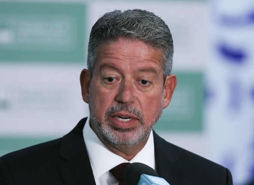 Lira admite desgaste com aborto, põe freio em projetos ideológicos e foca na economia