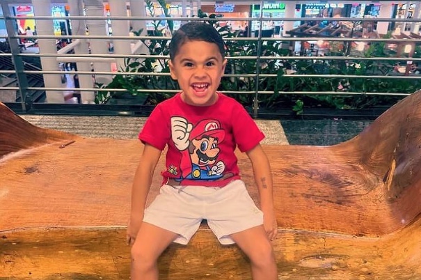 Pais de criança com doença rara acionam Justiça para que União compre remédio de R$ 15 mi