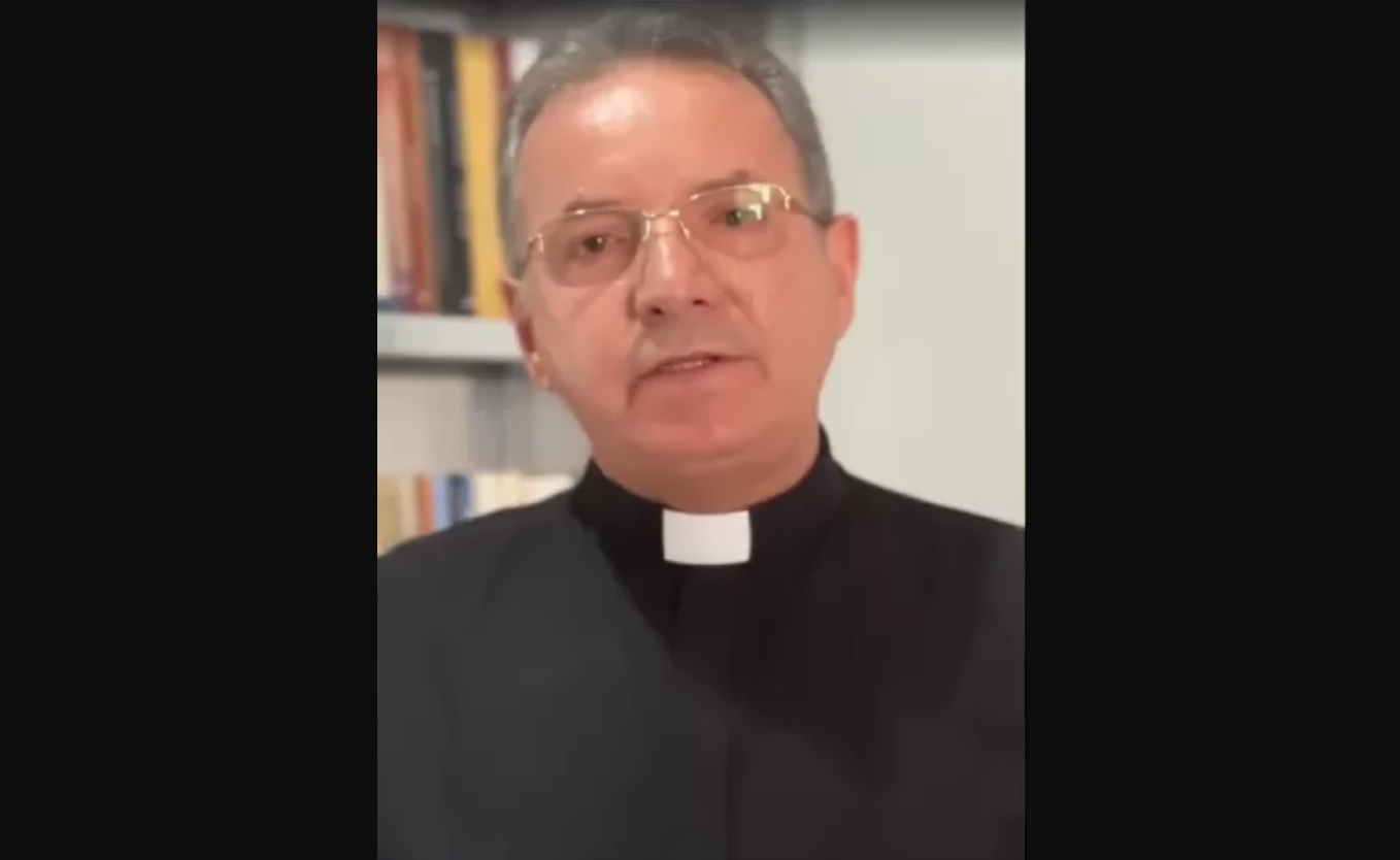 Padre é afastado após ser chantageado por homem com quem se relacionou