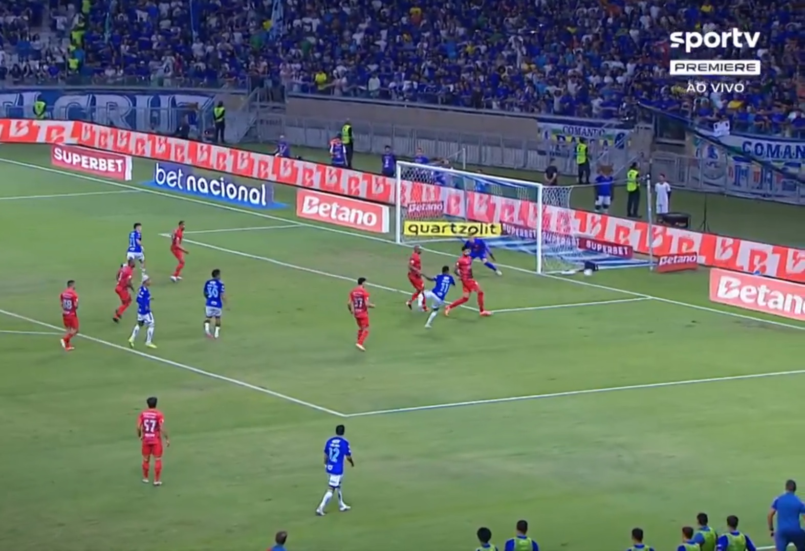 Cruzeiro vence Athletico-PR por 2 a 0 no Mineirão