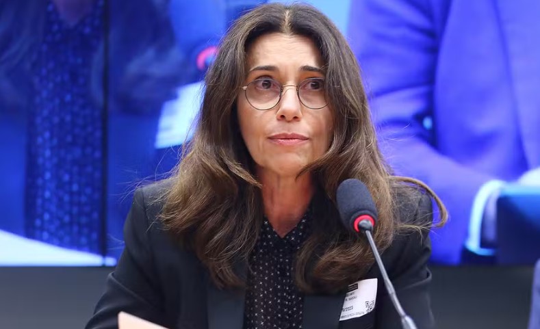 Ex-diretora da Americanas desembarca em SP e se apresenta à PF