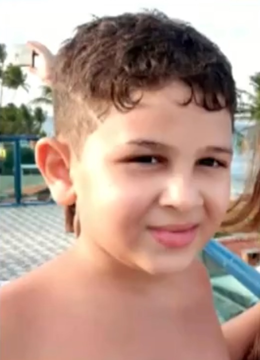 Criança morre após levar choque em grade de escolinha de futebol