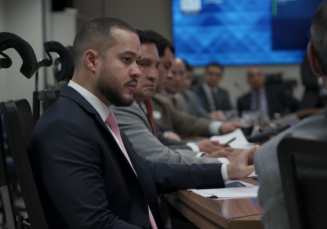 Adail vota contra regulamentação da reforma e fala em proteger Zona Franca