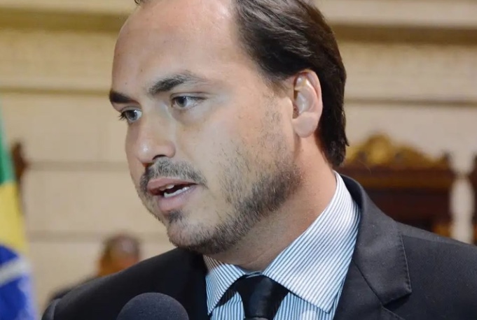 PF faz operação sobre 'Abin paralela' e investiga Carlos Bolsonaro