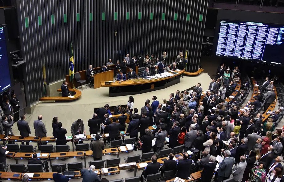 Deputados pretendem criminalizar uso de símbolos nazistas no Brasil 