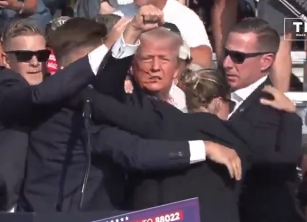 Donald Trump vende tênis com imagem em que aparece ferido após atentado