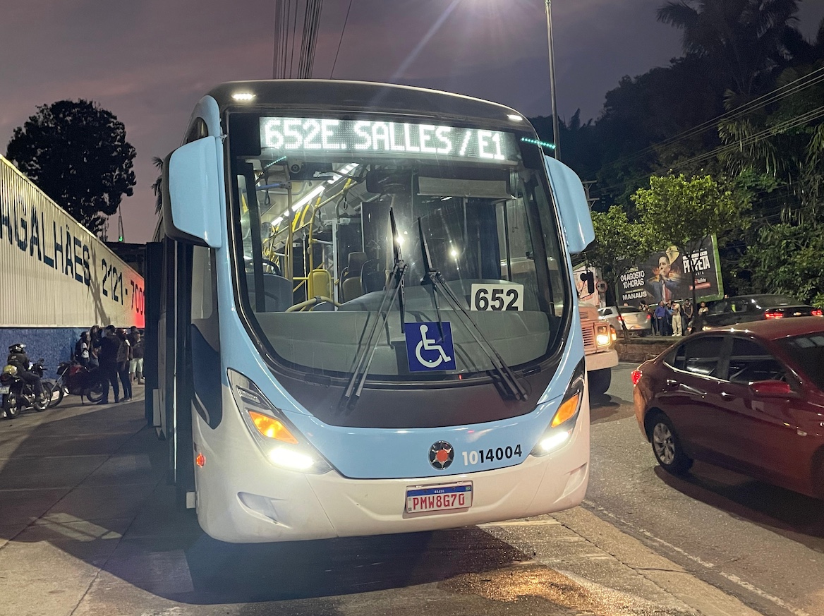 Grupo de assaltantes toca o terror no ônibus 652 e passageiro é mordido